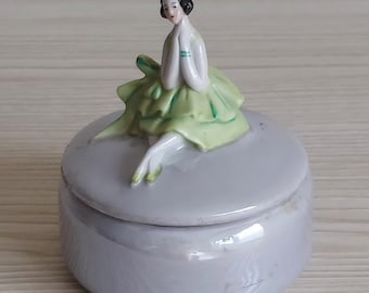 Caja de polvos antigua de porcelana con brillo satinado y figura de bailarina, estilo Art Déco, década de 1920, Alemania.