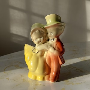 Maceta de cerámica vintage con pareja de niños y niñas bailando, amor, romance, San Valentín