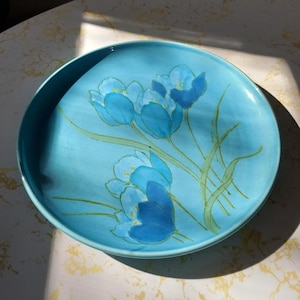 Vintage 1960s Vernon Ware by Metlox Blue Tulips 10.25&quot; Dinner Plate B71 Hand-Painted
