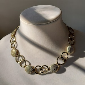 Gargantilla con medallón de eslabones circulares en tono dorado y corona vintage Trifari, joyería de fantasía de los años 50