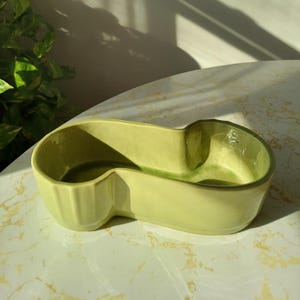 Jardinera vintage Art Deco Trenton Pottery de color verde pálido en forma de S
