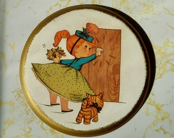 Tabliczka kredowa Vintage Kitsch: Dekoracja z lat 50. z dziewczynką sypiącą kwiaty i kotem