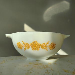 Vintage 1970s Pyrex Butterfly Gold on White Cinderella Bowl 443 2.5 Qt