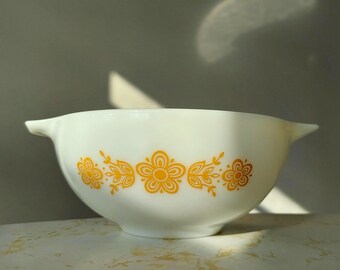 Vintage 1970s Pyrex Butterfly Gold on White Cinderella Bowl 443