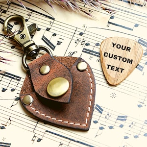 Personalized Guitar Pick Key Chain Leather Holder Gift for Him, Custom Plectrum Case Unique Fathers Day Gift Man Boyfriend Husband Musician