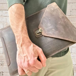 Handmade Cowhide Leather Vertical Laptop Sleeve: MacBook Pro/Air Case