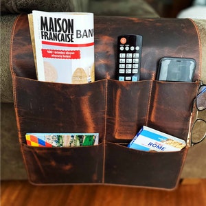 Luxuriöser Leder Armlehnen Organizer in Espresso Braun mit Individueller Monogrammierung, Fernbedienungshalter