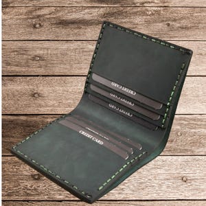 Kompakte zweifache personalisierte Lederbrieftasche in tiefem Grün, handgenähter Kreditkartenhalter, kleine Leder-Brieftasche an der Vorderseite