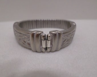 Vintage Bracelet Silver tone Metal with a Floral Design Stretch