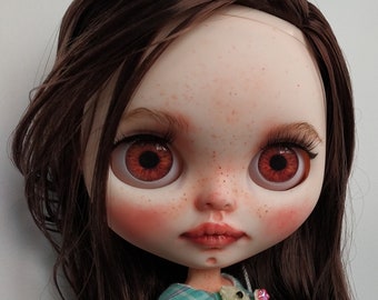 Blythe, dark brown hair. Straight , parted on the side. White skin, RBL mold (TBL)