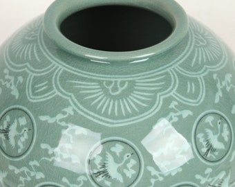 手作りの韓国象嵌青磁（상감 청자）陶器の瓶 - 鶴と雲、伝統陶器、室内