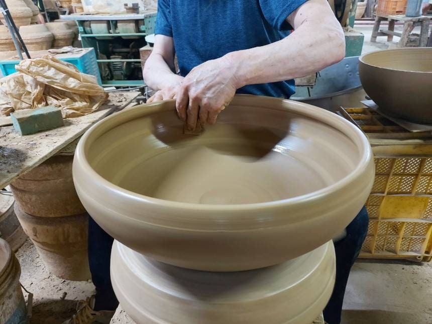 How a Master Potter Makes Giant Kimchi Pots Using the Traditional Method —  Handmade 