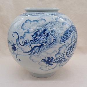 Handgemaakte Koreaanse porseleinen maanpot: Blue Dragon Painting, Baekja Clay