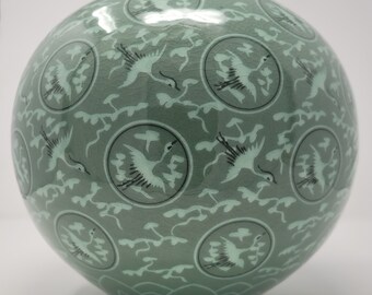手作りの韓国象嵌青磁（상감 청자）陶器の瓶 - 鶴と雲、伝統陶器、室内