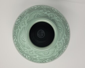 手作りの韓国象嵌青磁（상감 청자）陶器の瓶 - 鶴と雲、伝統陶器、室内