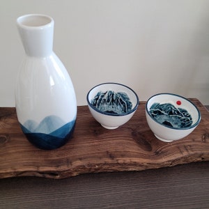 Handgefertigtes handbemaltes koreanisches Chunghwa Baekja weißes Porzellan Sake Set - Mount Baekdu, Flasche & Tassen, Soju, Makgeolli