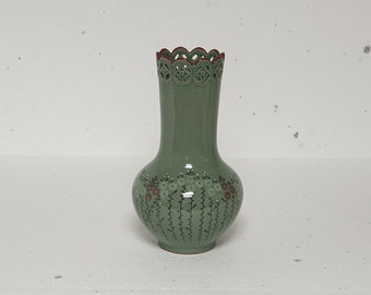 手作りの韓国陶器透かし彫り青磁花瓶 - 菊、高麗、伝統、室内装飾