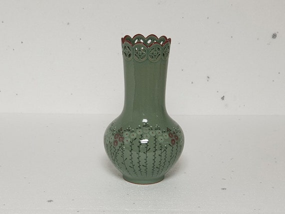 手作りの韓国陶器透かし彫り青磁花瓶 - 菊、高麗、伝統、室内装飾