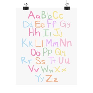 Handgezeichnetes Pastell Alphabet Kunstdruck, Kinderzimmer Dekor, Kinderzimmer Wandkunst, Lernposter, Spielzimmer Dekoration, Gender Neutrales Kunstwerk