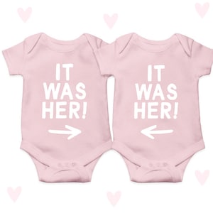 Sie war es! Zwillings-Mädchen-Baby-Geschenke, die Set passen Baby wächst nette Babyparty-Geschenke
