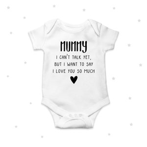 Mamusiu, jeszcze nie mogę mówić, ale tak bardzo Cię kocham. Spersonalizowane ogłoszenie o narodzinach dziecka. Babygrow.