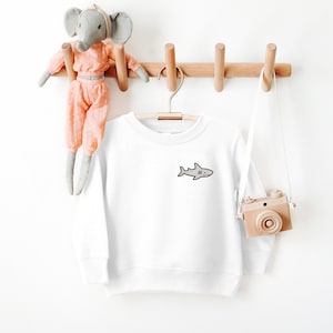 Gesticktes Hai Sweatshirt: Personalisierte Kinderkleidung