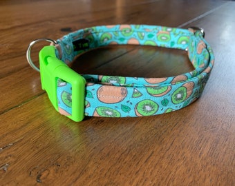 Kiwi Print Dog Collar: Turquoise Fabric, Colored Clip