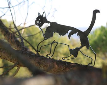 This corten metal cat brightens up and animates your garden.