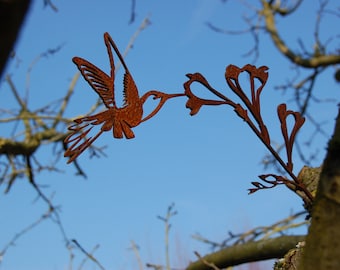 This corten metal hummingbird brightens up and animates your garden.