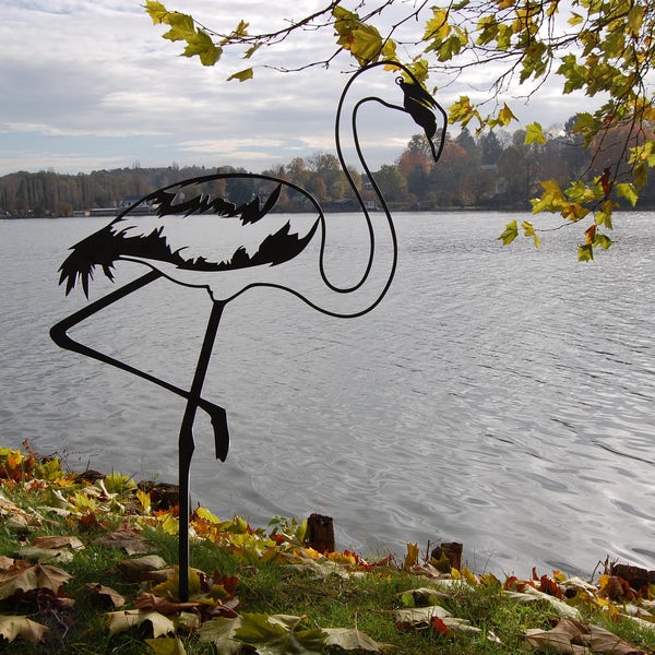 Ce Flamant Rose en métal corten égaye et anime votre jardin.