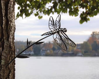 This corten metal dragonfly brightens up and animates your garden.