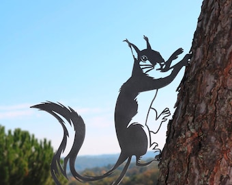 The corten metal squirrel brightens up and animates your garden.