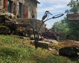 The Kingfisher in corten metal brightens up and animates your garden.