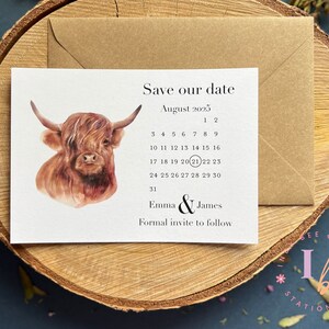 Highland Cow Save the Date, Save our Date con sobre marrón Kraft, invitaciones de boda escocesas, papelería de boda rústica, boda en granero