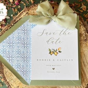 Carte réservez la date citron et vert sauge, revêtement carrelé méditerranéen, mariage à destination en Italie, papeterie de mariage fabriquée à la main sur mesure