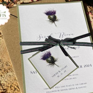 Rustikale Distel-Hochzeitseinladungs-Set, rustikale salbeigrüne Rückseite, Tartanband & Distel-Tag, schottische Hochzeit, Kraft Brown