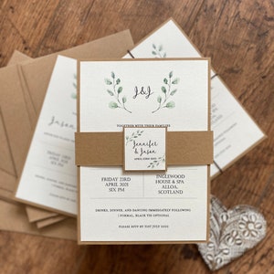 Invitación de boda de vegetación rústica, papelería de hojas verdes, banda de vientre marrón Kraft, boda de tarjeta Kraft