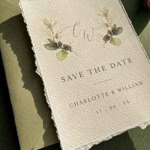 Elegantes invitaciones de boda con borde rasgado en color verde salvia para guardar la fecha, papel texturizado con borde rasgado, papelería rústica para bodas