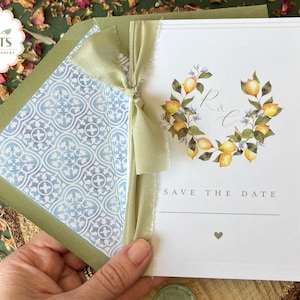 Reserva la fecha estilo libro, corona de limones y cinta de salvia, diseño de azulejos mediterráneos, reserva la fecha de boda plegada, boda en Italia