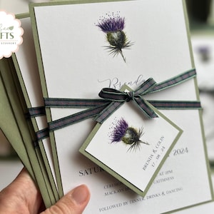 Distel-Hochzeits-Einladungs-Set, rustikale salbeigrüne Rückseite, Tartanband & Distel-Tag, schottische Hochzeit