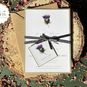 Set di inviti per matrimonio rustico Thistle, retro rustico verde salvia, nastro tartan e cartellino Thistle, matrimonio scozzese, marrone Kraft