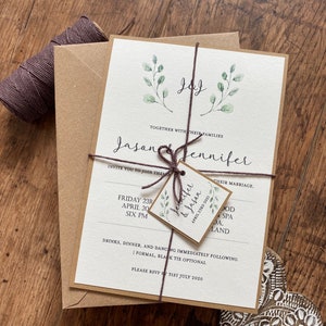 Invitación de boda con vegetación rústica, papelería con hojas verdes, etiqueta con nombre, marrón kraft, tarjeta kraft para boda