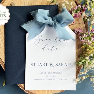 Dusty Blue Save the Date, Gepäckanhänger lädt ein, außer unserem Datum für Hochzeitstag, Seidenband-Hochzeit lädt ein, rustikales Hochzeits-Briefpapier