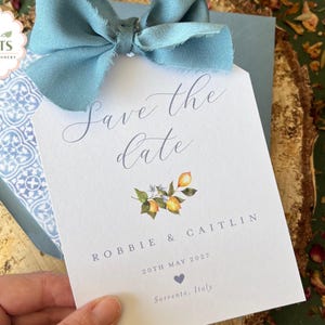 Zitrone Save the Date Karte mit Dusty Blue Ribbon, mediterranes Design, Hochzeit in Urlaubsziel, Sorrento Italien, Gepäckanhänger Save the Date