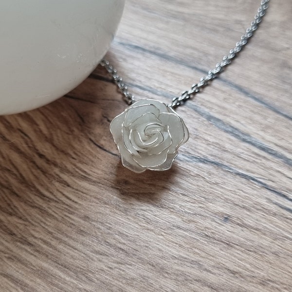 Collier pendentif fleur rose blanche nacrée