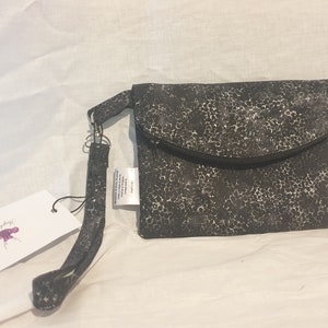 Hermoso bolso de mano hecho a mano con bolsillo exterior con cremallera en el bolso, con asa para la muñeca. 100% algodón