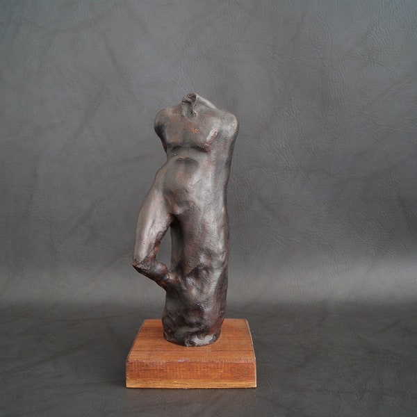 handgeformte Gips Skulptur mit bronze patiniert auf Holzsockel, abstrakte Kunst Figur, männlicher Torso