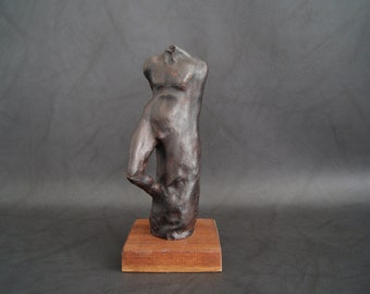 handgeformte Gips Skulptur mit bronze patiniert auf Holzsockel, abstrakte Kunst Figur, männlicher Torso