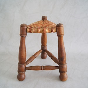 Stativ Hocker mit Binsengeflecht, massiver Holzhocker, primitiver Dreibein Hocker