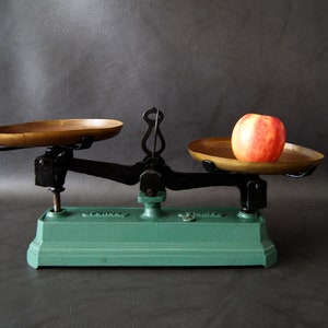 antique scale made of metal and cast iron up to 5 kg, plate scale, metal scale, force scale
